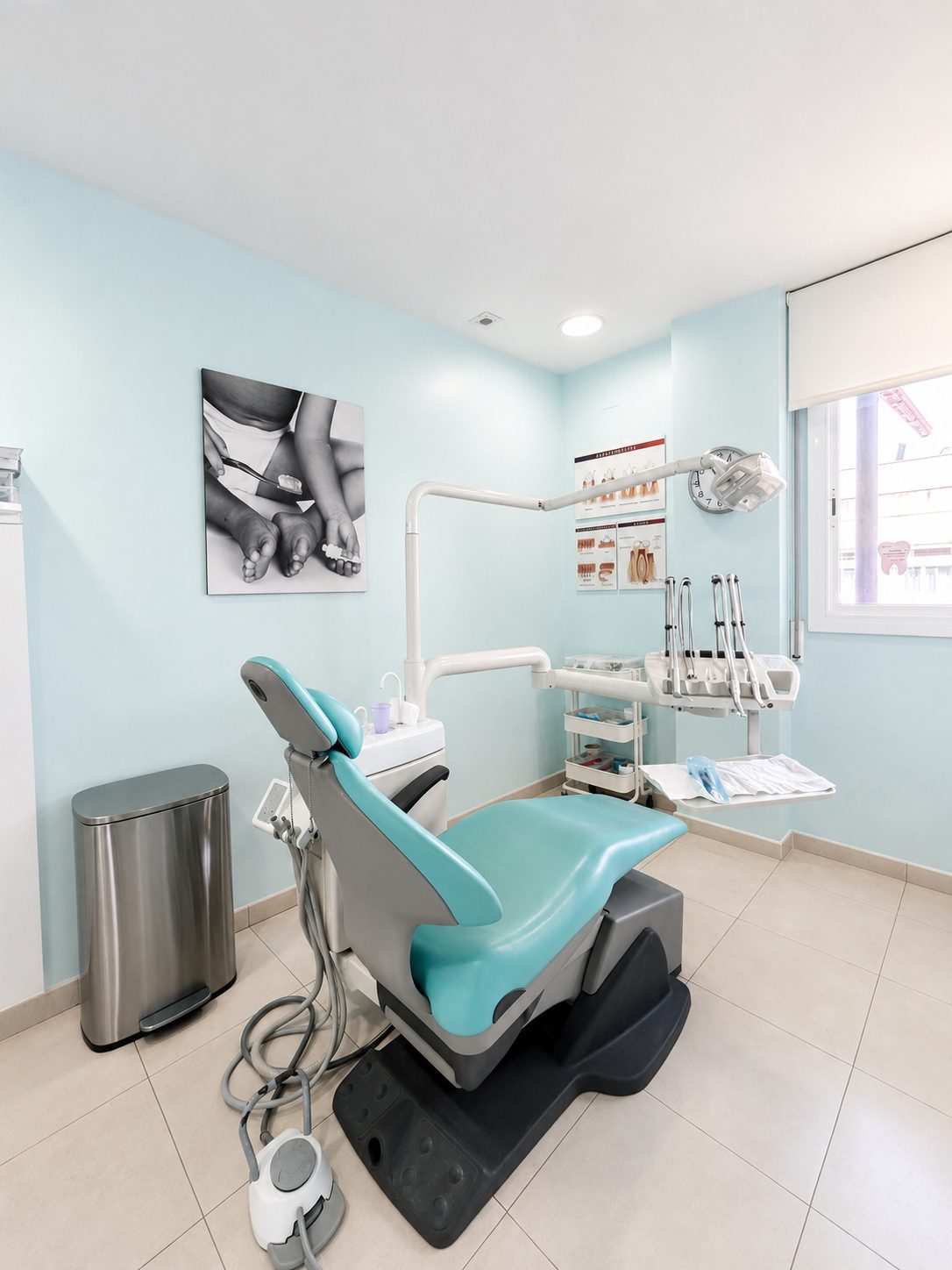 Gabinete dental con sillón turquesa