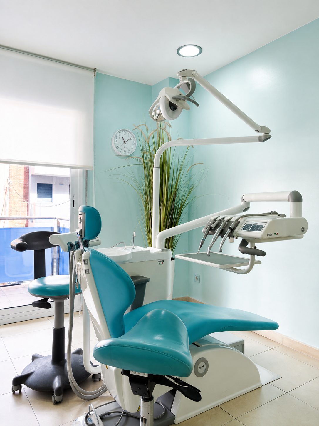 Sillón dental y equipo en uno de los gabinetes