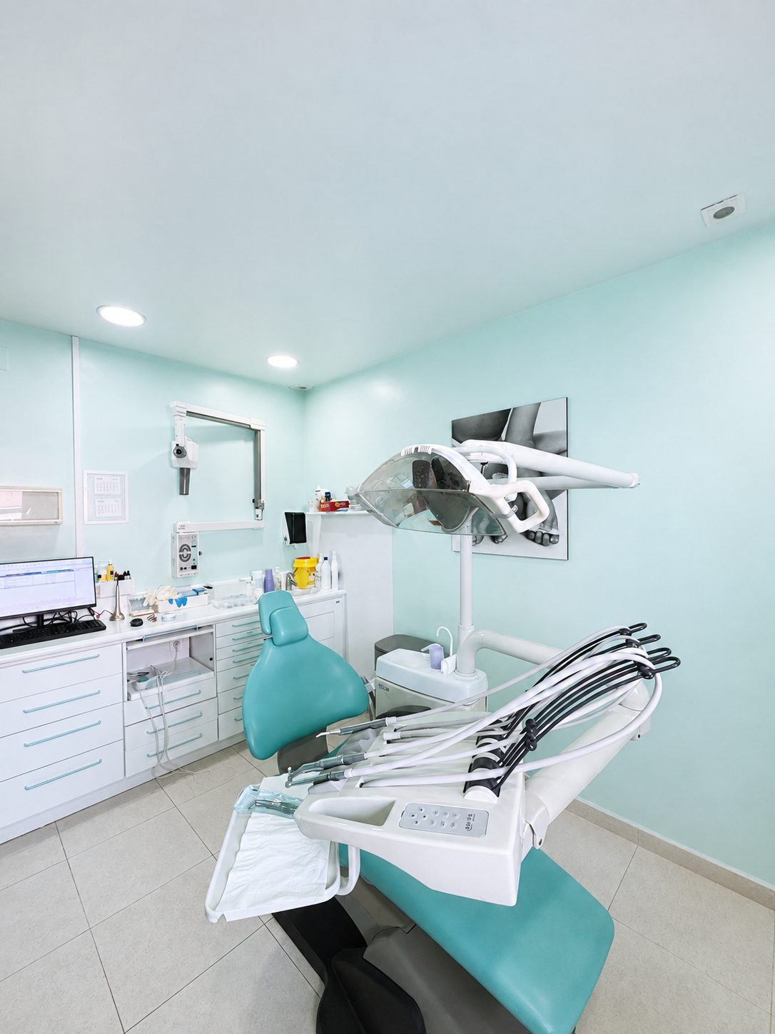 Gabinete dental con equipo y luz natural — Clínica Dental Marta Vallcorba
